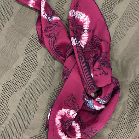 Hermès 100x100 silk scarf with tie dye detail. - Picture 3 of 5